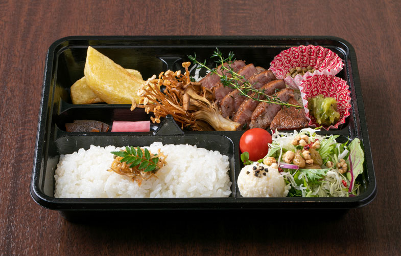 写真:自宅で贅沢を味わえるステーキ弁当